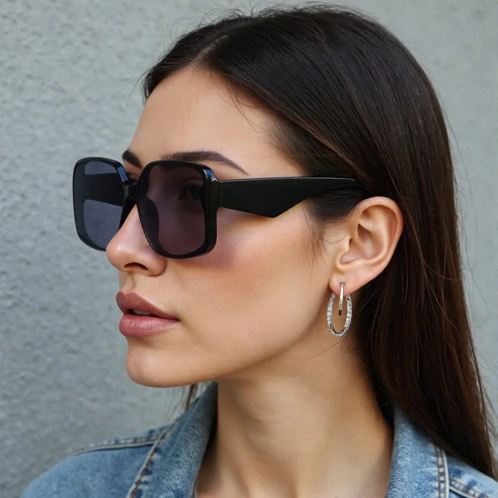 Sunglasses with Oversized Frame and Gradient Lenses UV400