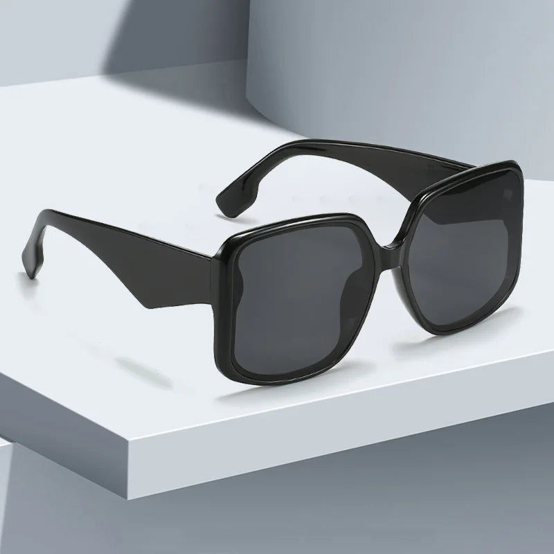 Sunglasses with Oversized Frame and Gradient Lenses UV400