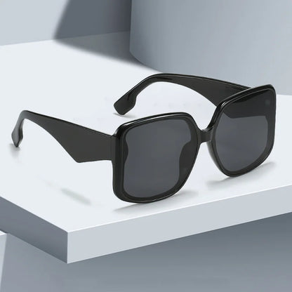 Sunglasses with Oversized Frame and Gradient Lenses UV400