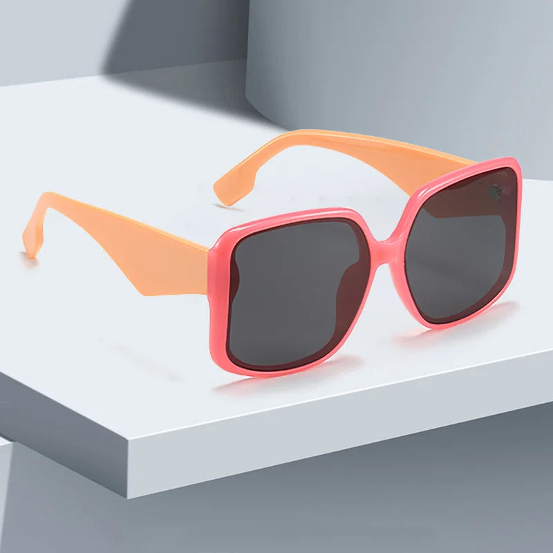 Sunglasses with Oversized Frame and Gradient Lenses UV400