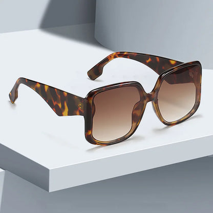 Sunglasses with Oversized Frame and Gradient Lenses UV400