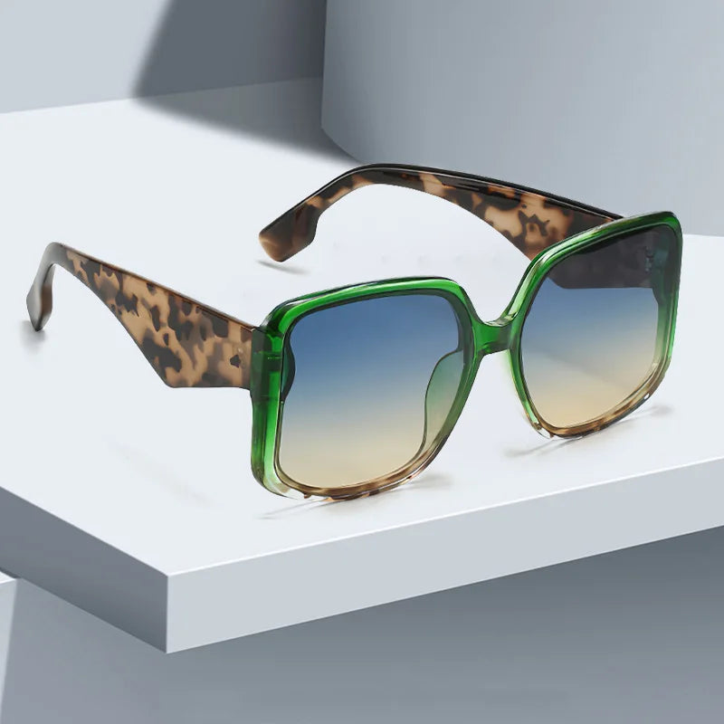 Sunglasses with Oversized Frame and Gradient Lenses UV400