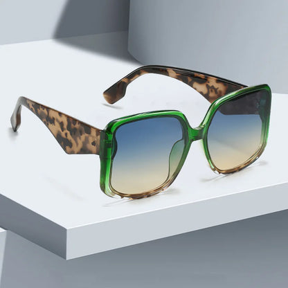 Sunglasses with Oversized Frame and Gradient Lenses UV400