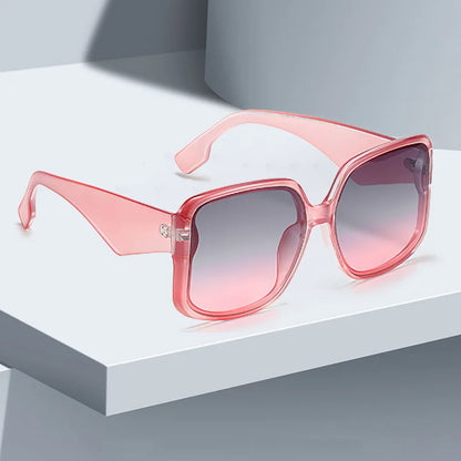 Sunglasses with Oversized Frame and Gradient Lenses UV400