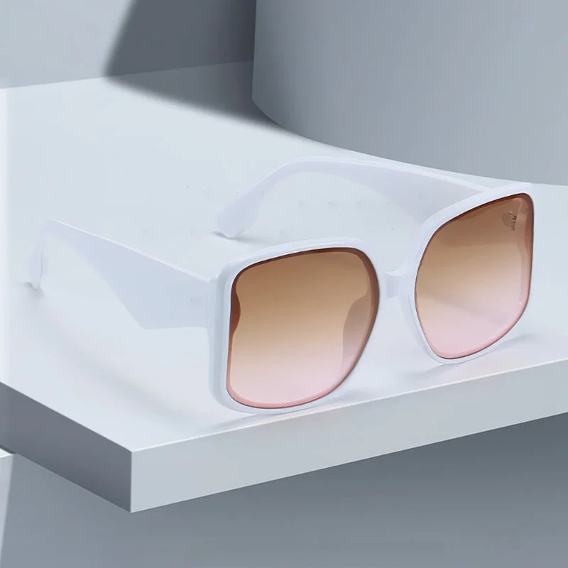 Sunglasses with Oversized Frame and Gradient Lenses UV400
